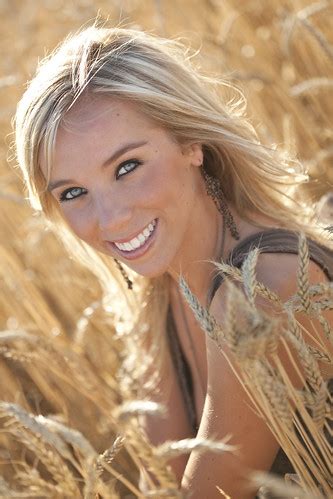 フリー画像 人物写真 女性ポートレイト 白人女性 金髪 ブロンド 笑顔 スマイル 小麦畑 フリー素材 画像素材なら無料フリー写真素材のフリーフォト