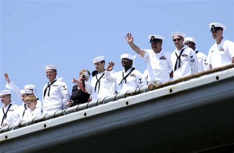 Fileus Navy 050606 N 9866b 027 Sailors Aboard The Uss Duluth Lpd 6