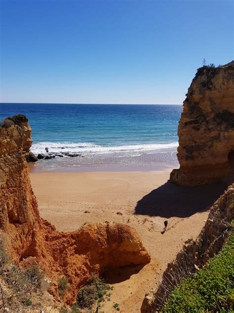 1,5 km südlich der historischen altstadt von lagos an der ostküste der cliffs. Dona Ana Beach In Lagos, Algarve Stock Photo - Image of ...