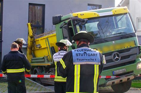 Swatch åbningstider i stuttgart, 70173. Stuttgart-Feuerbach: Lastwagen prallt auf Haus - hoher ...