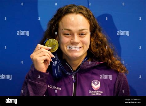Lauren Cox Poses With Her Gold Medal After Winning The Women S 50m Backstroke Final On Day Five