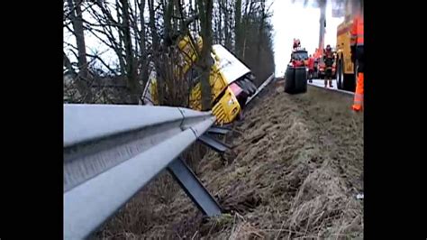 Lastbil kørte i grøften på motorvejen - YouTube