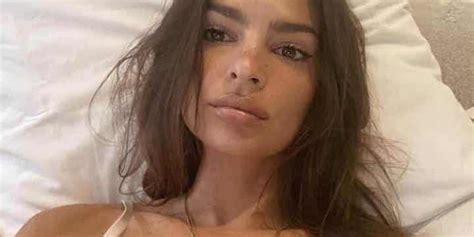 Emily Ratajkowski dévoile une photo adorable avec un chiot dans ses