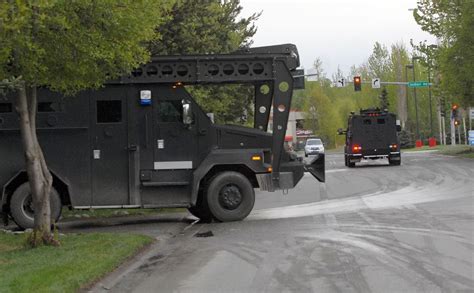 Apd Man Who Shot At Officers Surrenders To Swat Team Anchorage Daily