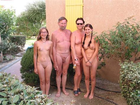 Families Posing Naked Pics Xhamster