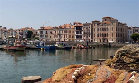 Au xve siècle, sous la prospérité des pêcheurs basques, (grâce à la pêche à la morue, à la baleine) et avec l'apparition des corsaires qui combattaient pour le compte du roi de france. Puerto de San Juan de Luz | Saint jean de luz, Saint jean