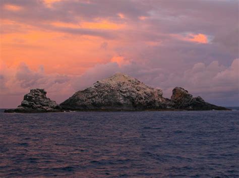 Mokupuni o hawai'i) are an archipelago of eight major islands, several atolls, numerous smaller islets, and undersea seamounts in the north pacific ocean. Papahānaumokuākea Marine National Monument