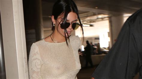 Kendall Jenner dejó a la vista sus pezones en una blusa