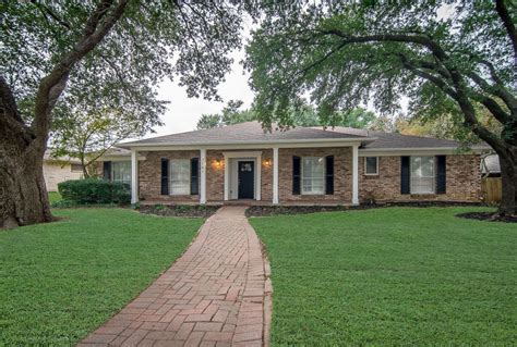 Ranch Style Brick Home Traditional Style Home Red Brick Front White