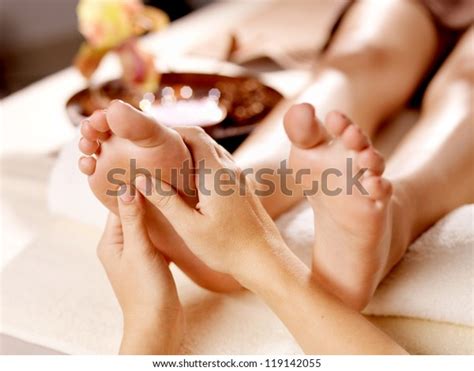Massage Des Menschlichen Fußes Im Spa Salon Bild Mit Weichem Fokus