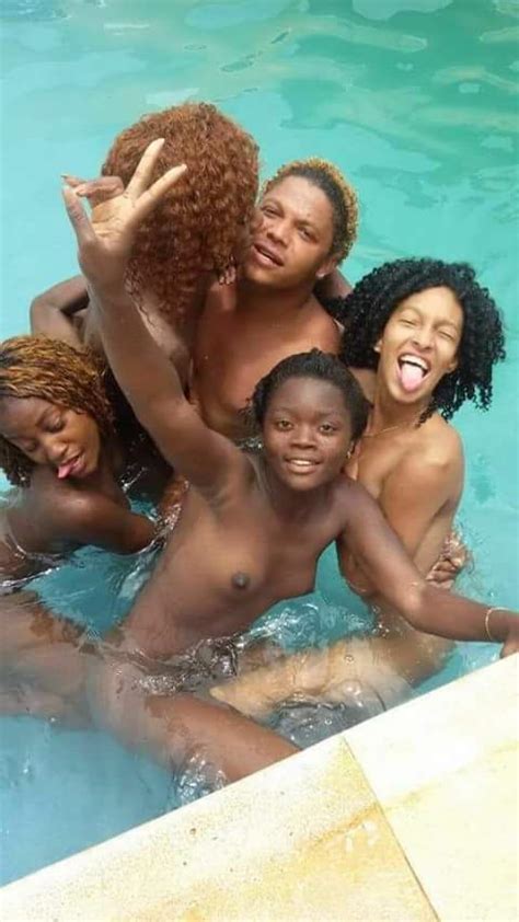 Pedro Nzaji causa polémica na Internet com fotos entre meninas nuas na