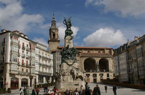 It is located on a small island within a bay where a number of rivers meet the sea. Vitoria-Gasteiz, una ciudad monumental - Gulliveria