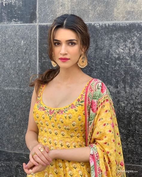 Kriti Sanon Hot Hd Photos And Wallpapers For Mobile 1080p Bollywood Fashion Fashion