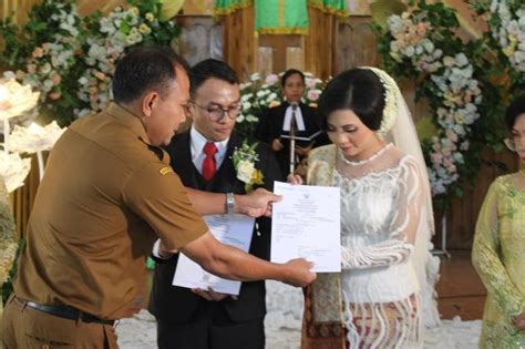 Dua Pasang Pengantin Baru Mendapat Akta Perkawinan Langsung Dari Dinas