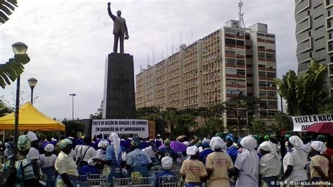Manifestação De Ativistas Em Luanda Impedida Pela Polícia Angola Dw 24022017