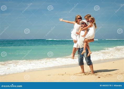 Familia Feliz Que Recorre En La Playa Foto De Archivo Imagen De Padre Activo