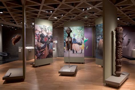 Перевод слова gallery, американское и британское произношение, транскрипция, словосочетания, однокоренные слова, примеры использования. Collection Lecture, Building the African Art Collection ...