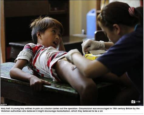 男児300人が学校の机の上で一斉に割礼（フィリピン） 2016年4月23日 エキサイトニュース