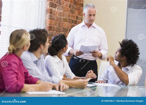 Cinco Empresários Na Reunião Da Sala De Reuniões Imagem De Stock