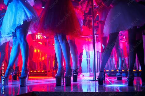 Plakat Young Sexy Womans Pole Dancing Striptease In Night Club