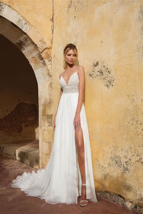 We did not find results for: Brautkleid mit Spitzentop und Spaghettiträgern im Empire ...