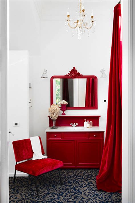 Red is a color of power. Pinterio | Bathroom with Red Decor