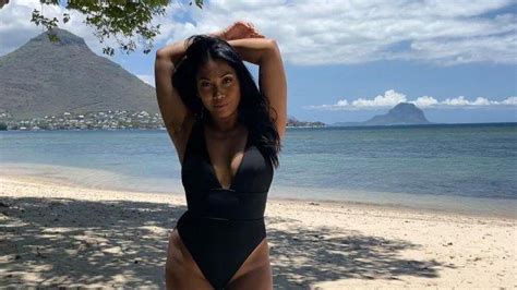 seksi dan elegan anggun c sasmi pamer kenakan swimsuit bikini dan pemotretan di negara afrika