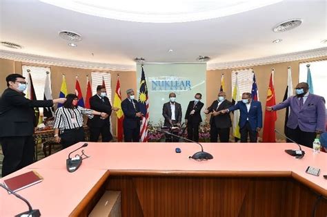 Bagi nuklear malaysia, salah satu agensi di bawah kementerian sains, teknologi dan inovasi (mosti), pengurusan pengetahuan nuklear adalah perlu diamalkan dan diaplikasikan dalam menguruskan maklumat dan pengetahuan di kalangan penyelidik. Portal Rasmi Agensi Nuklear Malaysia