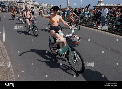 Kings Parade City Of Brighton And Hove East Sussex Gro Britannien Brighton Naked Bike Ride