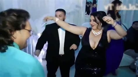 عروسة مصرية تخلق الجدل في ليلة زفافها برقصة من ايعاز زوجها فيديو