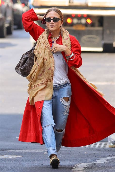 Mary Kate Olsen Makes Rare Appearance In Colorful Outfit Cnn