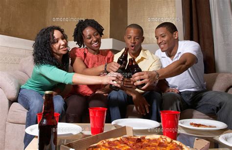 Multi Ethnic Friends Having Pizza Party 11018022600 の写真素材・イラスト素材｜アマナイメージズ
