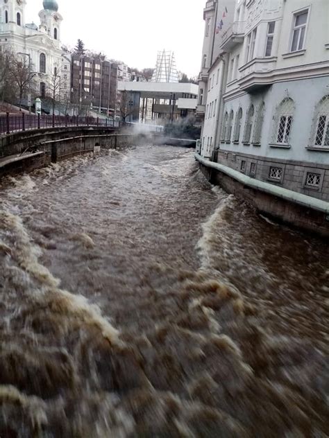 Po několika deštivých dnech se zvedly některé hladiny řek v česku. Hladiny řek v kraji pomalu klesají, o víkendu očekávají ...