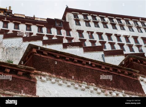 Potala Palace Detail Lhasa Xizang China Stock Photo Alamy