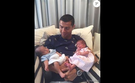 Charlotte gaccio est sur un petit nuage. Cristiano Ronaldo pose pour la toute première fois avec ses jumeaux maeto et Eva. Photo postée ...