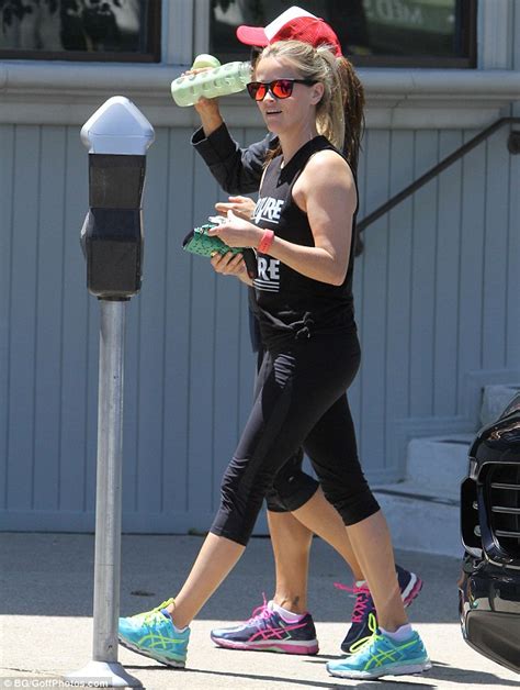 reese witherspoon flaunts her gym honed body in skin tight sportswear daily mail online