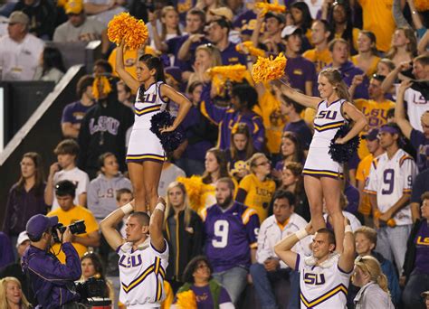 Look Sports World Reacts To The Lsu Cheerleaders Video The Spun