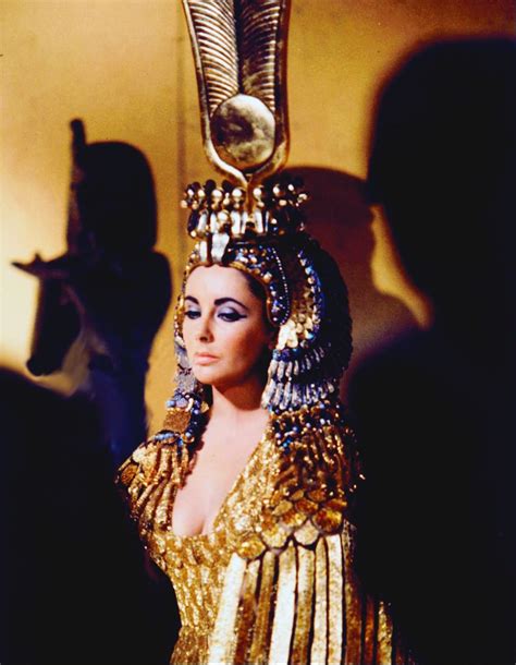 elizabeth taylor in costume for cleopatra 1963 hollywood cinema vintage hollywood classic