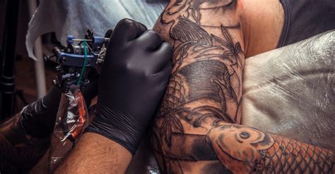 Cuáles son los riesgos de hacerse un tatuaje