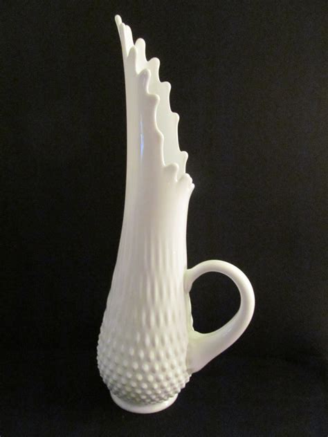 Vase Fenton Milk Glass Stretch White Swung Hobnail With