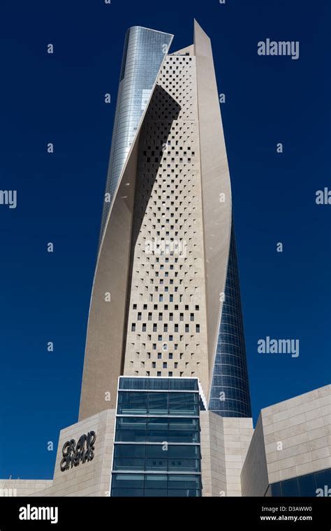 Al Hamra Tower Kuwait City Kuwait Stock Photo Alamy