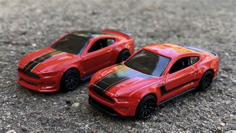 Hot Wheels Ford Mustang Gt And Ford Shelby Gt R