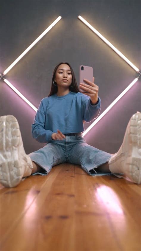 20 000 best teen girl selfies videos · 100 free download · pexels stock videos