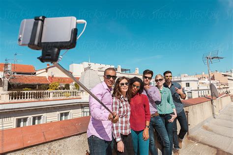 Group Of Young Friends Taking A Selfie In A Flat Roof Del Colaborador
