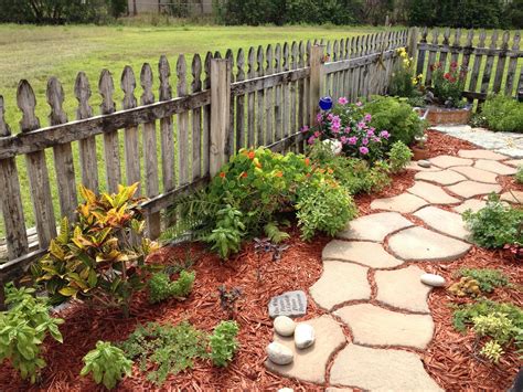 Tips For Landscaping Around Your Fence In San Antonio