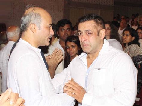 Salman Khan Gets Emotional Breaks Down At Rajjat Barjatyas Prayer