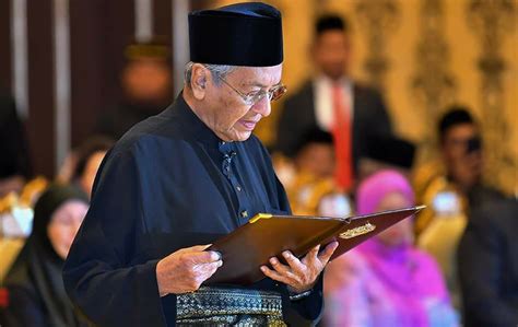 Mahathir mohamad was the fourth prime minister of malaysia, holding office from 1981 to 2003. How Does Tun M Stay Healthy & Look Young? Netizens Think ...