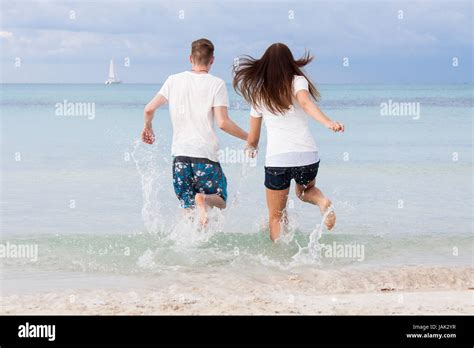 Junges mädchen im urlaub am strand hi res stock photography and images