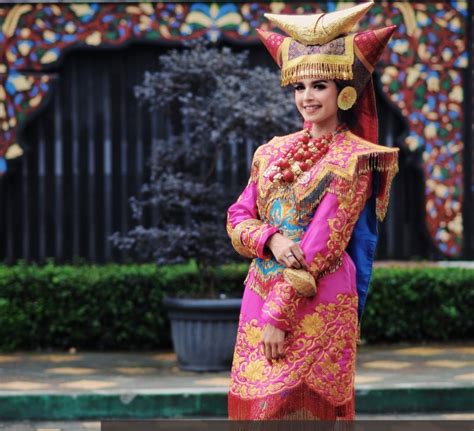 12 Perlengkapan Pakaian Adat Sumatera Barat Makna Dan Sejarahnya