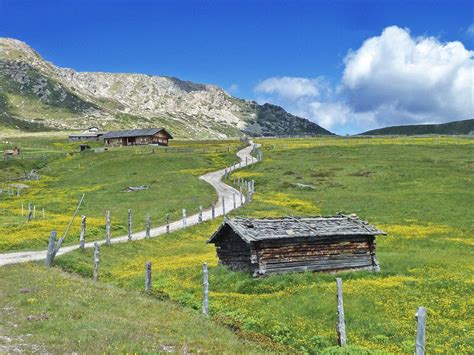 Die kasseler hütte liegt im oberen stillupptal, das sich von mayrhofen im zillertal bis zum hauptkamm der zillertaler alpen erstreckt. Sull'alpe di Villandro - Escursione nelle Alpi di ...